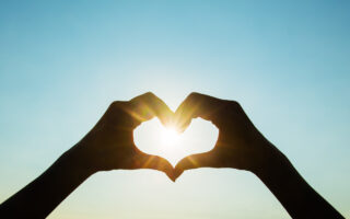 Bien avec mes proches, cœur fais avec les mains, le soleil passe au centre