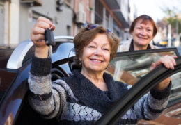 Bien dans mon environnement, deux femmes rentrant dans une voiture en souriant