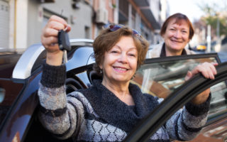 Bien dans mon environnement, deux femmes rentrant dans une voiture en souriant