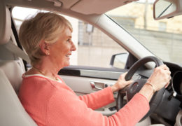 Bien dans mon environnement, une femme conduisant une voiture en souriant