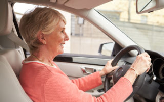 Bien dans mon environnement, une femme conduisant une voiture en souriant