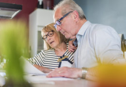 Bien avec mes droits et le numérique, couple assis à une table qui consulte des papiers