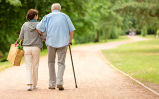 Bien avec mes proches, femme qui aide un retraité pour se promener et faire ses course.