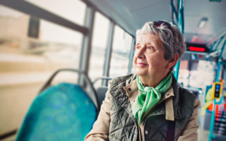 Bien dans mon environnement, une retraitée prenant le bus