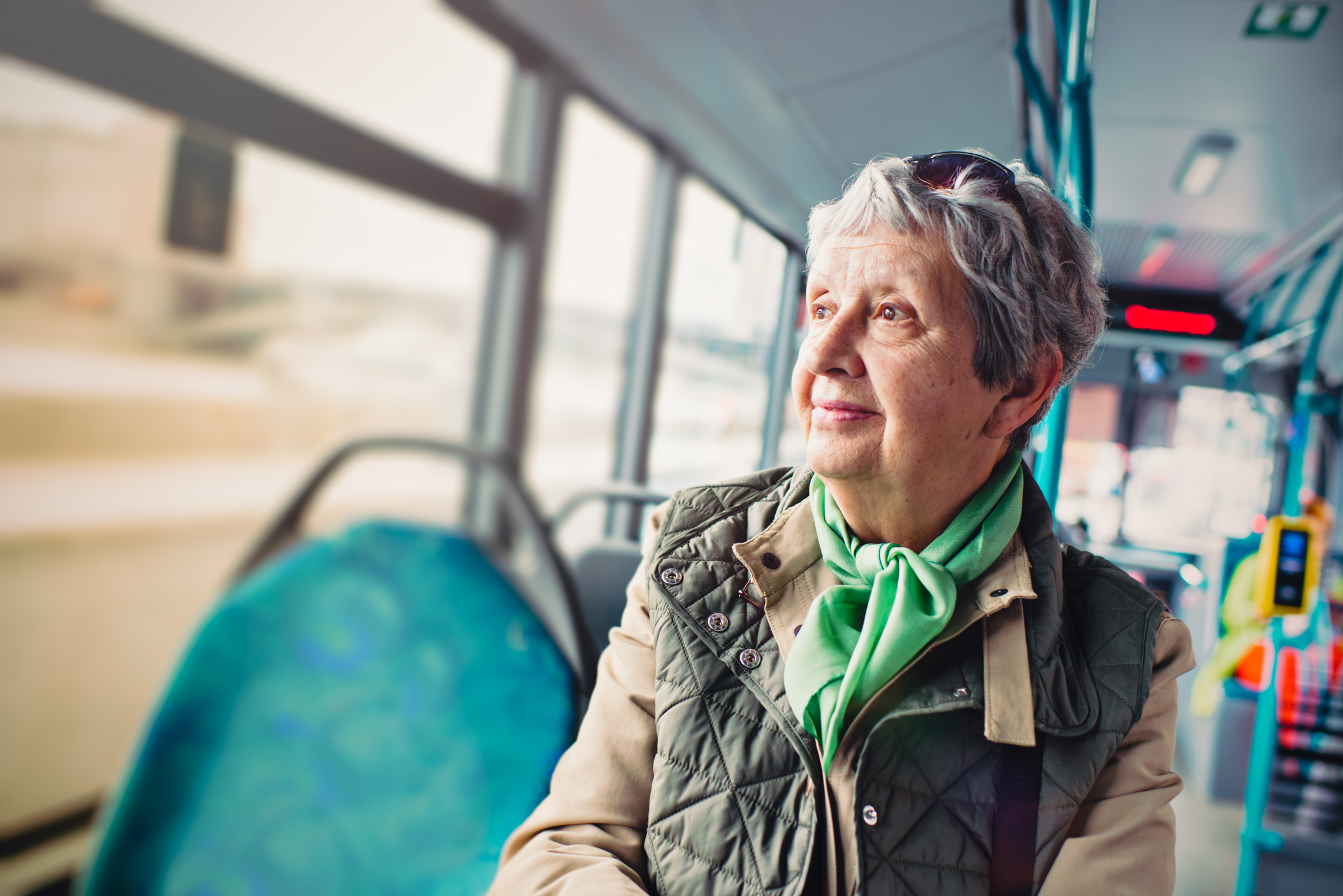 Bien dans mon environnement, une retraitée prenant le bus