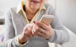 Bien avec mes droits et le numérique, retraité qui utilise un téléphone portable